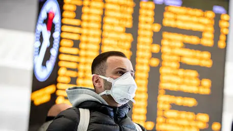 Stazione Termini mascherine sui volti delle persone e treni in arrivo da Milano vuoti, causa la diffusione del virus. 8 marzo 2020ANSA/MASSIMO PERCOSSI