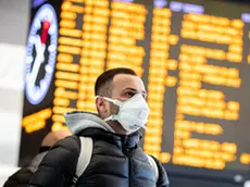 Stazione Termini mascherine sui volti delle persone e treni in arrivo da Milano vuoti, causa la diffusione del virus. 8 marzo 2020ANSA/MASSIMO PERCOSSI