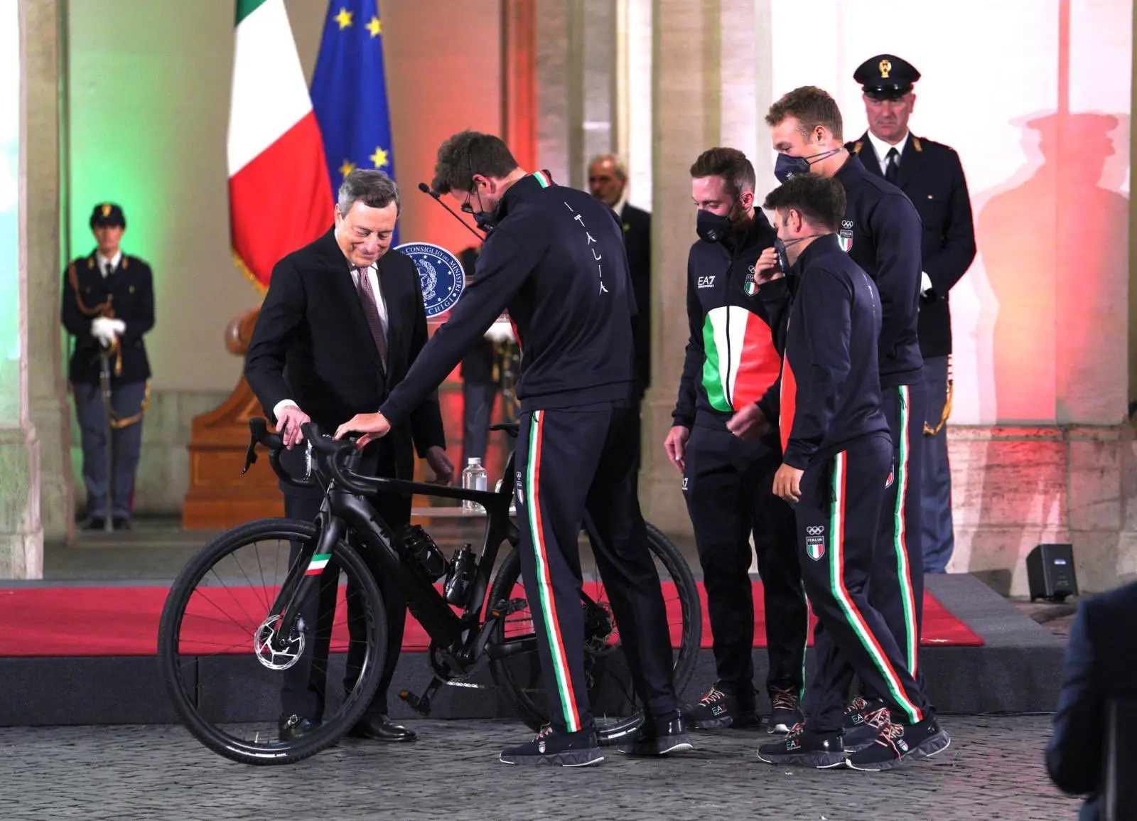 Filippo Ganna mostra al premier Mario Draghi la Nytro Gravel Pinarello