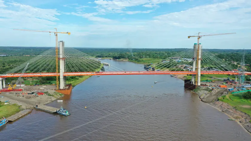 Il ponte sul fiume Nanay in Perù