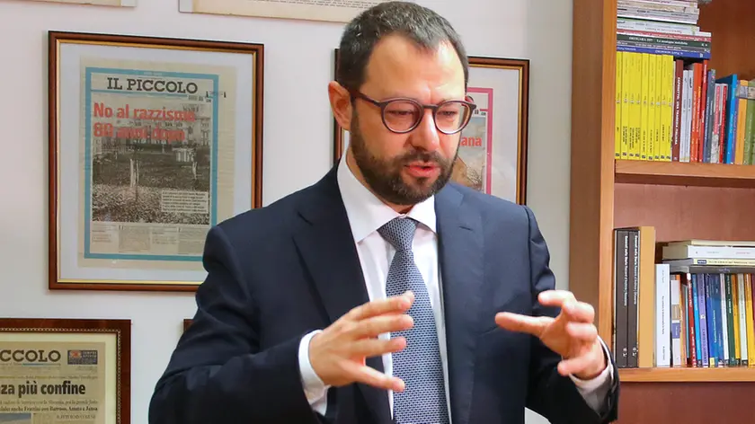 Il ministro Stefano Patuanelli nella sede del Piccolo (Foto Lasorte)