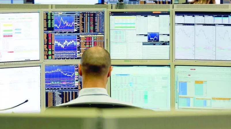 Un operatore di Borsa di una banca davanti ai monitor, Milano, 19 Ottobre 2018..ANSA / MATTEO BAZZI