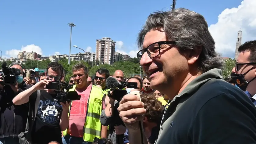 Foto BRUNI Trieste 06.06.2020 Zeno D'Agostino incontra i portuali-abbracci e commozione