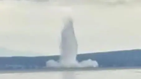 La colonna d’acqua che si è alzata in mare per il brillamento della mina (foto da novilist.hr)