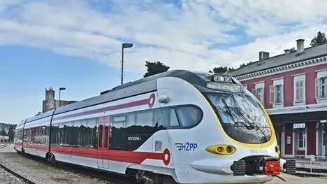 Il treno a diesel elettrico in servizio sulla linea Pola-Pinguente