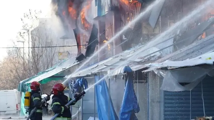 Operazioni di spegnimento dell’incendio scoppiato a Belgrado