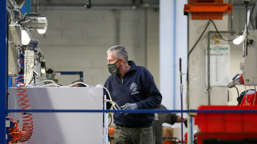 19/11/2020 Nusco (AV),gli stabilimenti Desmon, un'azienda del settore della refrigerazione produttrice del nuovo sistema di trasporto e stoccaggio per il nuovo vaccino americano dell'azienda Pfizer, il quale impone di essere conservato ad una temperatura di -80 C. Una specifica estrema che solo l'azienda Italiana è riuscita a portare a termine con i sui due sistemi di refrigerazione uno per il trasporto che riesce a contenere 180.000 dosi di vaccino e un secondo sistema per lo stoccaggio che riuscirà a contenere circa 10.000.