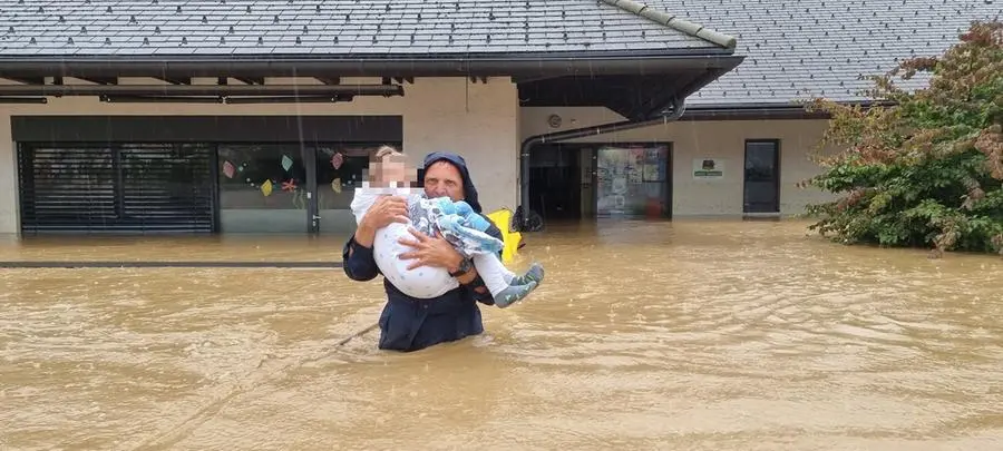 Vigili del fuoco evacuano 22 bambini dall'asilo di Gobica. Foto Vigili del fuoco