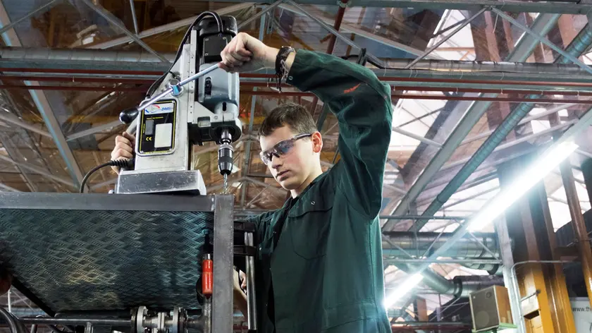 19/11/2015 Rotterdam, studenti metalmeccanici degli istituti Albeda e Zadkine collaborano con le officine nella zona del porto di Rotterdam. Un nuovo rapporto dice che gli operai specializzati come falegnami, elettricisti e idraulici sono sempre più scarsi. RDM Rotterdam è la vetrina di innovazione della zona del porto di Rotterdam, dove la tecnologia è resa visibile in modo attraente attraverso la sinergia di imprese, università , istrusione e ricerca.