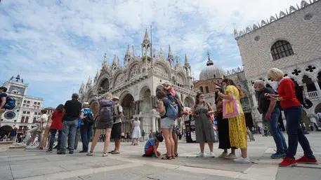 Turisti in fila attendono di salire sul campanile di piazza San Marco, 7 giugno 2021. Il Veneto entra in zona bianca. ANSA/ANDREA MEROLA