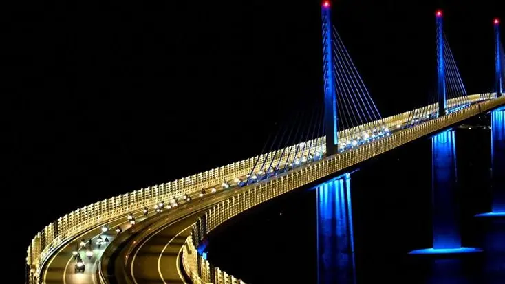 Una suggestiva immagine notturna del nuovo ponte di Sabbioncello che unisce la Croazia meridionale al resto del Paese