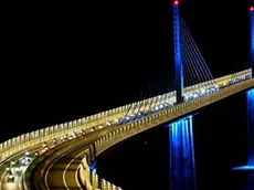 Una suggestiva immagine notturna del nuovo ponte di Sabbioncello che unisce la Croazia meridionale al resto del Paese