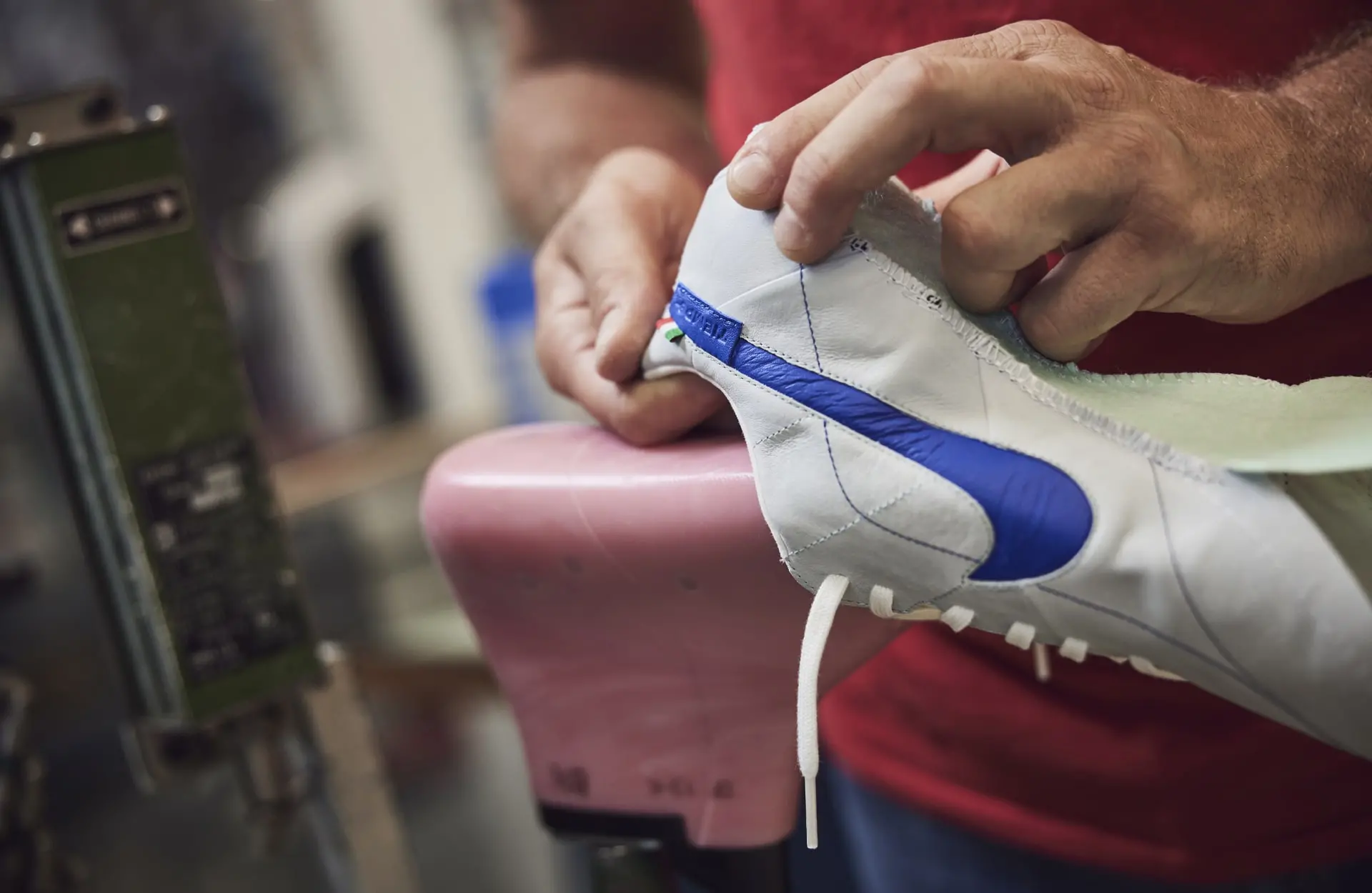 In occasione del lancio della nuova scarpa da calcio "Tiempo Legend IX elite", Nike e The Pitch, football retail brand numero uno in Italia, celebrano Montebelluna come culla della calzatura sportiva mondiale. Proprio nel cuore dello sportsystem montebellunese Nike realizza a mano le scarpe per i campioni: in questo caso le Tiempo Legend IX sono indossate da Sandro Tonali, centrocampista del Milan e della nazionale italiana