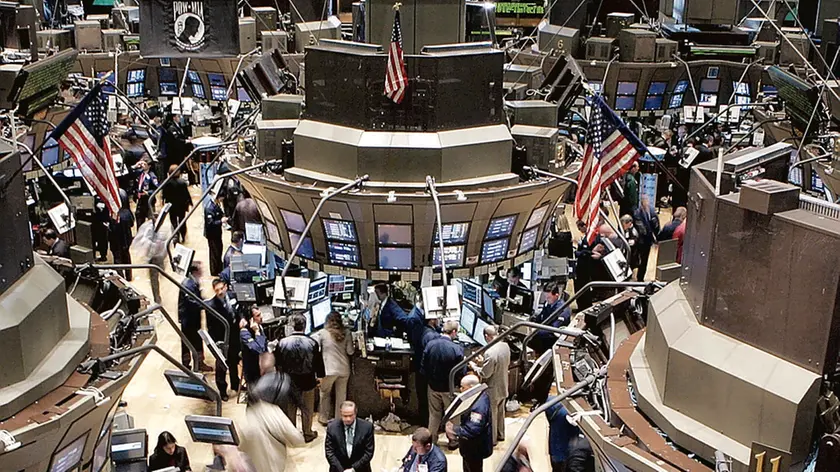 Traders work on the floor of the New York Stock Exchange 27 February 2007 in New York City. Wall Street shares went into a tailspin following steep declines in global markets, with the main blue-chip Dow Jones index plunging 400 points or 3.17 percent at the final bell. The Dow index tumbled 416.02 points (3.29 percent) to close at 12,216.24 after plummeting as many as 540 points moments earlier in a highly volatile session marking the worst day on Wall Street since 2001. AFP PHOTO/Stephen Chernin/Getty Images FOR NEWSPAPERS, INTERNET, TELCOS AND TELEVISION USE ONLY