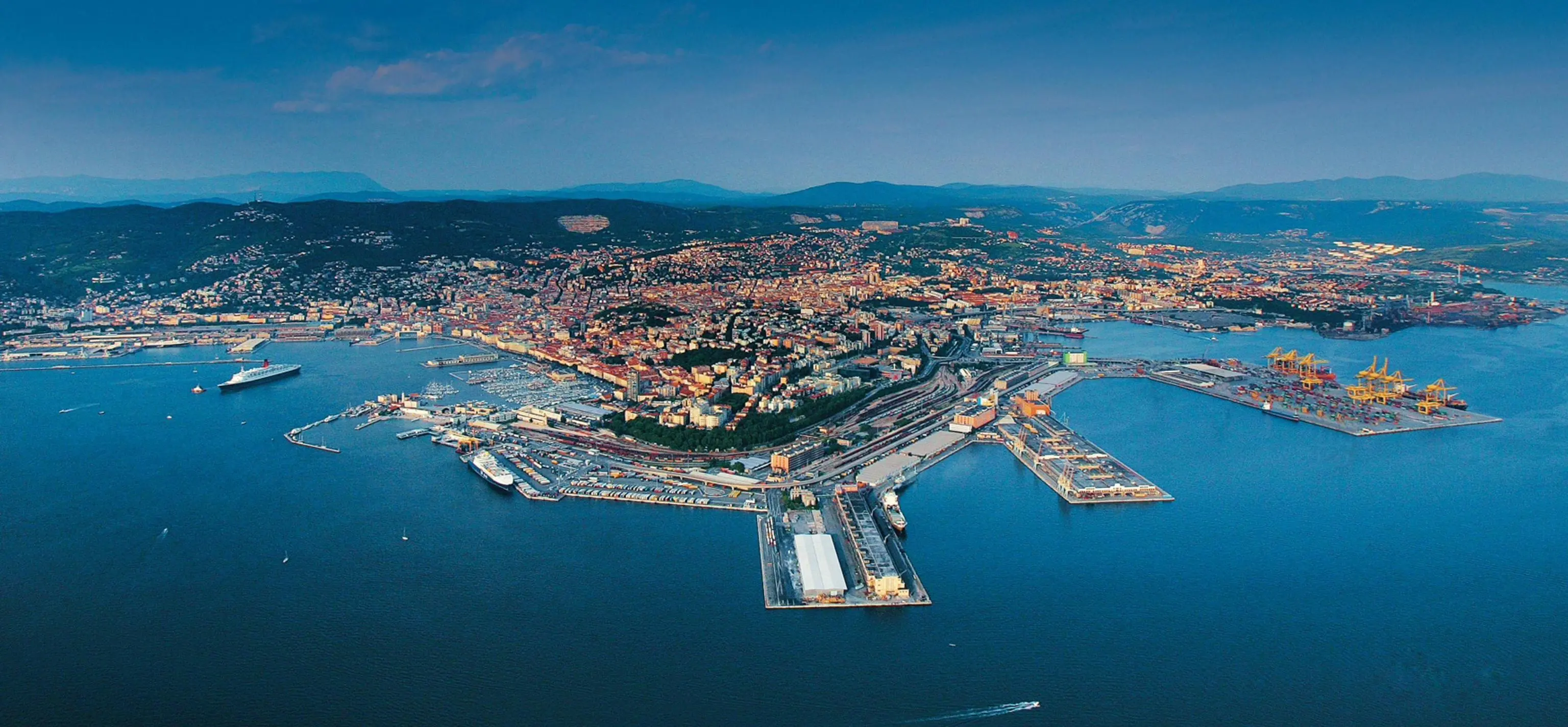 Panoramica del Porto di Trieste, 12 novembre 2016. ANSA/ PORTO.TRIESTE.IT/ FABRIZIO GIRALDI +++EDITORIAL USE ONLY - NO SALES+++