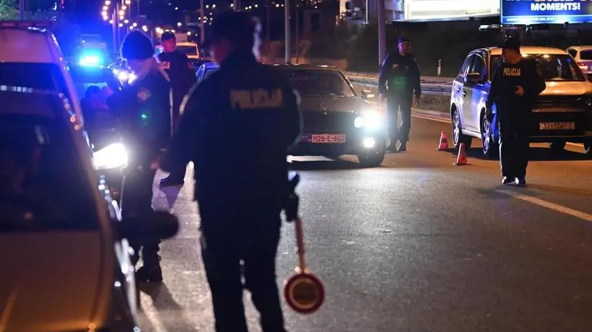 Agenti di polizia impegnati in un posto di blocco
