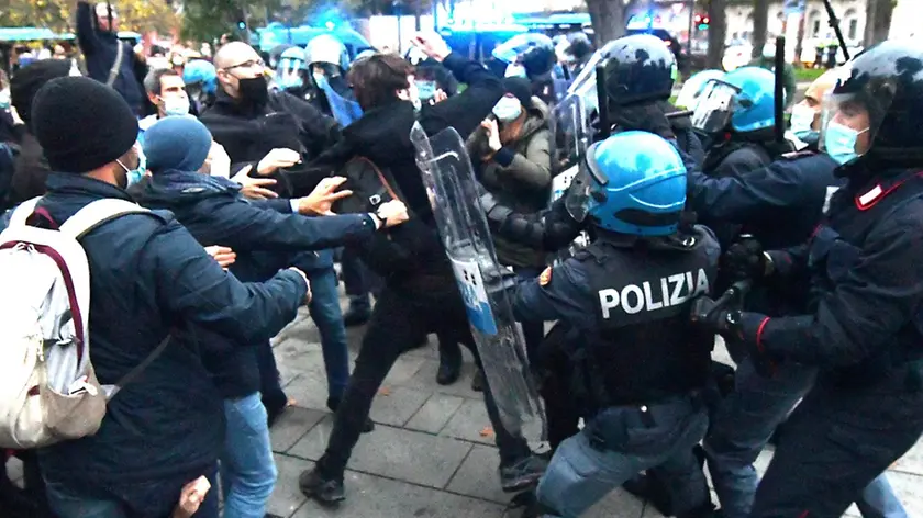 Gli scontri fra antagonisti e agenti in piazza Libertà