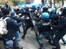 Gli scontri fra antagonisti e agenti in piazza Libertà