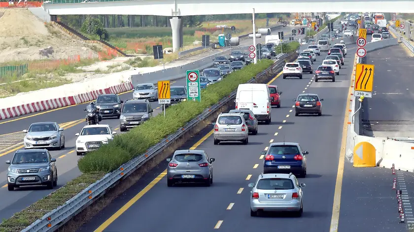 Un tratto della A4 con il cantiere per la terza corsia