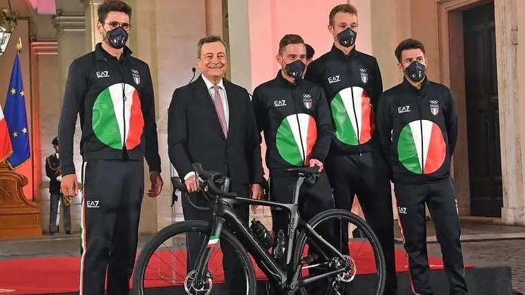 Il quartetto d'oro insieme al presidente del consiglio, Mario Draghi, con la Pinarello