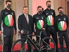 Il quartetto d'oro insieme al presidente del consiglio, Mario Draghi, con la Pinarello