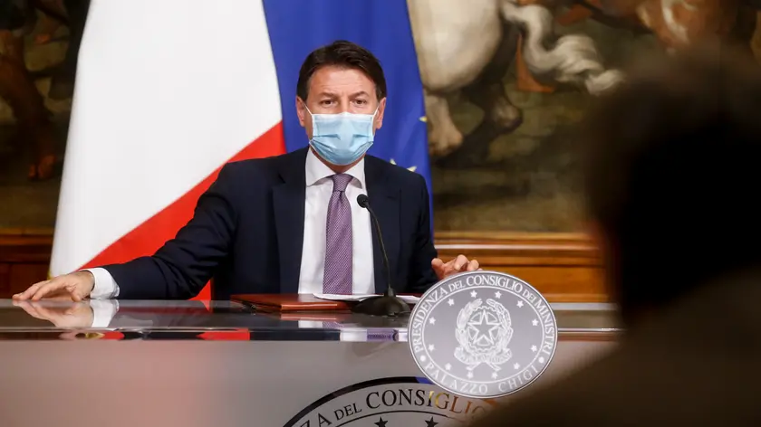 Foto Fabio Frustaci/LaPresse/POOL Ansa 27-10-2020 Roma, Italia PoliticaDecreto Ristori, la conferenza stampa di Conte e i ministri Gualtieri e Patuanelli Nella foto: Giuseppe ConteItaly's Prime Minister Giuseppe Conte, wearing a protective mask, during a press conference on measures to fight economic crisis caused by the restrictive measures implemented to combat the spread of COVID-19, Rome 27 October 2020.