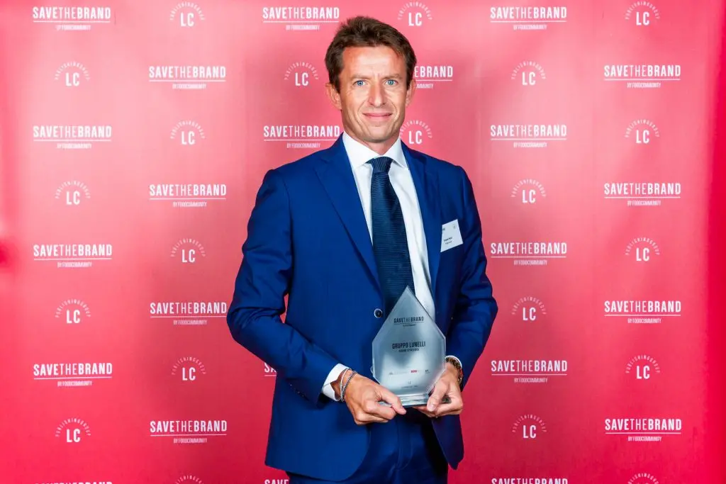 Simone Mase, direttore generale del Gruppo Lunelli ritira il premio "Save the brand" 2021 di LC Publishing Group