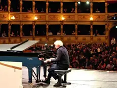 Il Maestro Piovani al pianoforte. (foto Lasorte)