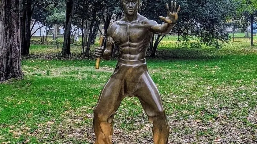 La statua dedicata a Bruce Lee, l’unica al mondo, prima del furto avvenuto nel parco principale di Mostar