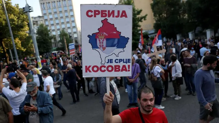 epa10715863 A man holds a banner reading in Serbian "Serbia Is heart of Kosovo" during a rally of support for Serbian people in Kosovo, in Belgrade, Serbia, 28 June 2023. Right wing nationalists have protested demanding better treatment of Serbian population in Kosovo. EPA/ANDREJ CUKIC