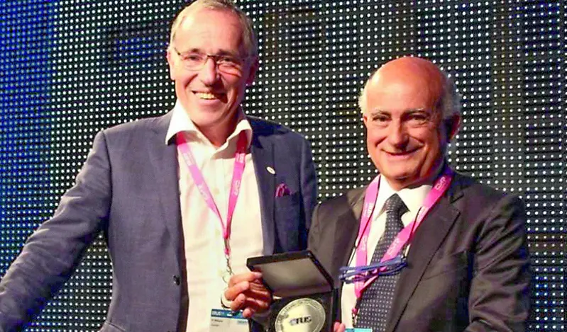 Walter Artibani (a destra) riceve il John Wickham award 2019 per l'nnovazione in chirurgia robotica