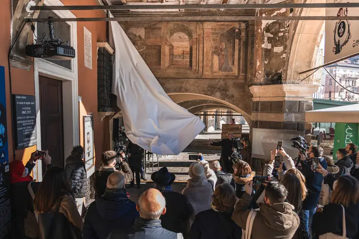 L'inaugurazione del dipinto restaurato nei portici di Palazzo Angeli
