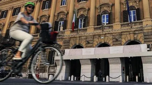 Sullo sfondo la sede del ministero del Tesoro a Roma
