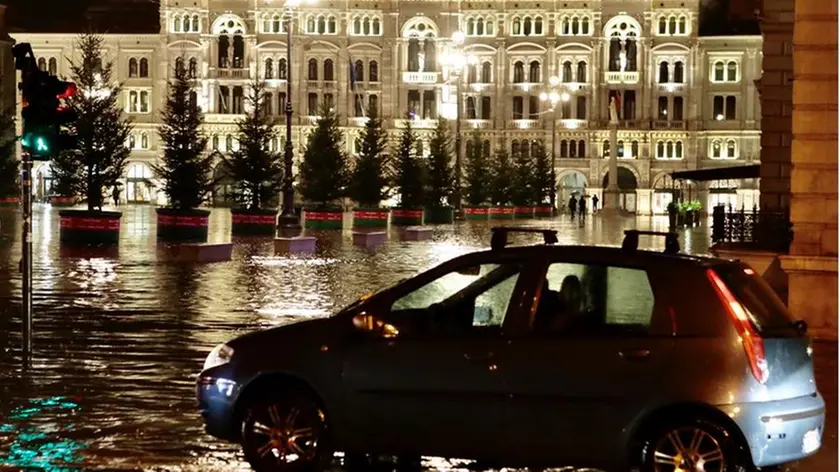 Piazza Unità alle 22.30 di oggi, venerdì 15 novembre. (Foto Massimo Silvano)