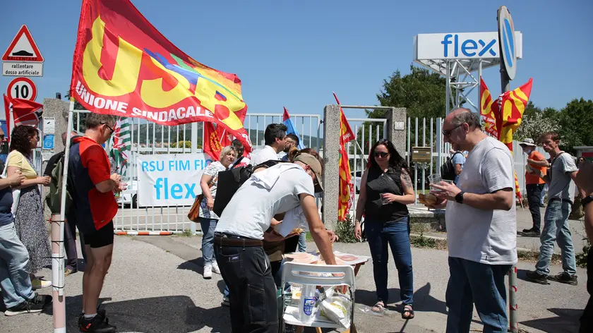 Immagine d'archivio di un presidio di lavoratori davanti alla Flex di Trieste