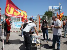 Immagine d'archivio di un presidio di lavoratori davanti alla Flex di Trieste