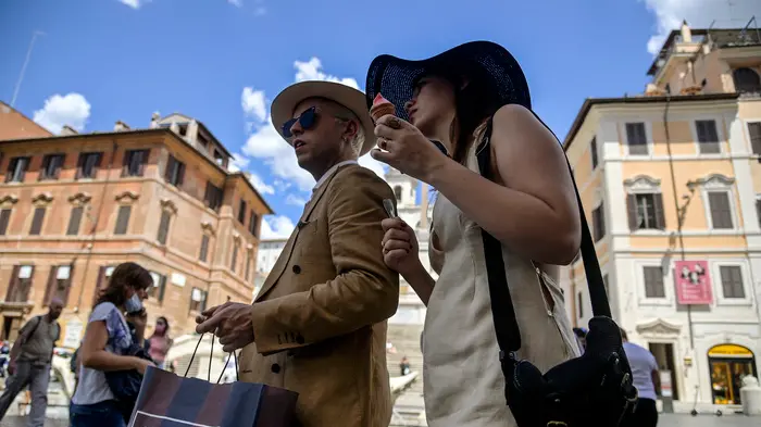 A couple of tourists in Piazza di Spagna in RomeÕs city centre, Rome, Italy, 6 August 2020. ANSA/RICCARDO ANTIMIANI