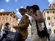 A couple of tourists in Piazza di Spagna in RomeÕs city centre, Rome, Italy, 6 August 2020. ANSA/RICCARDO ANTIMIANI