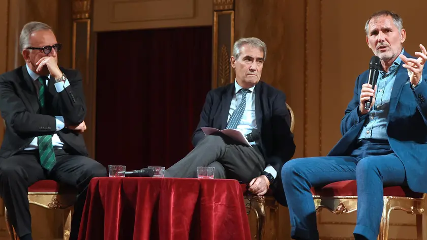 Paolo Possamai (a destra), direttore editoriale di Nem, spiega il progetto della Voce del Nord Est