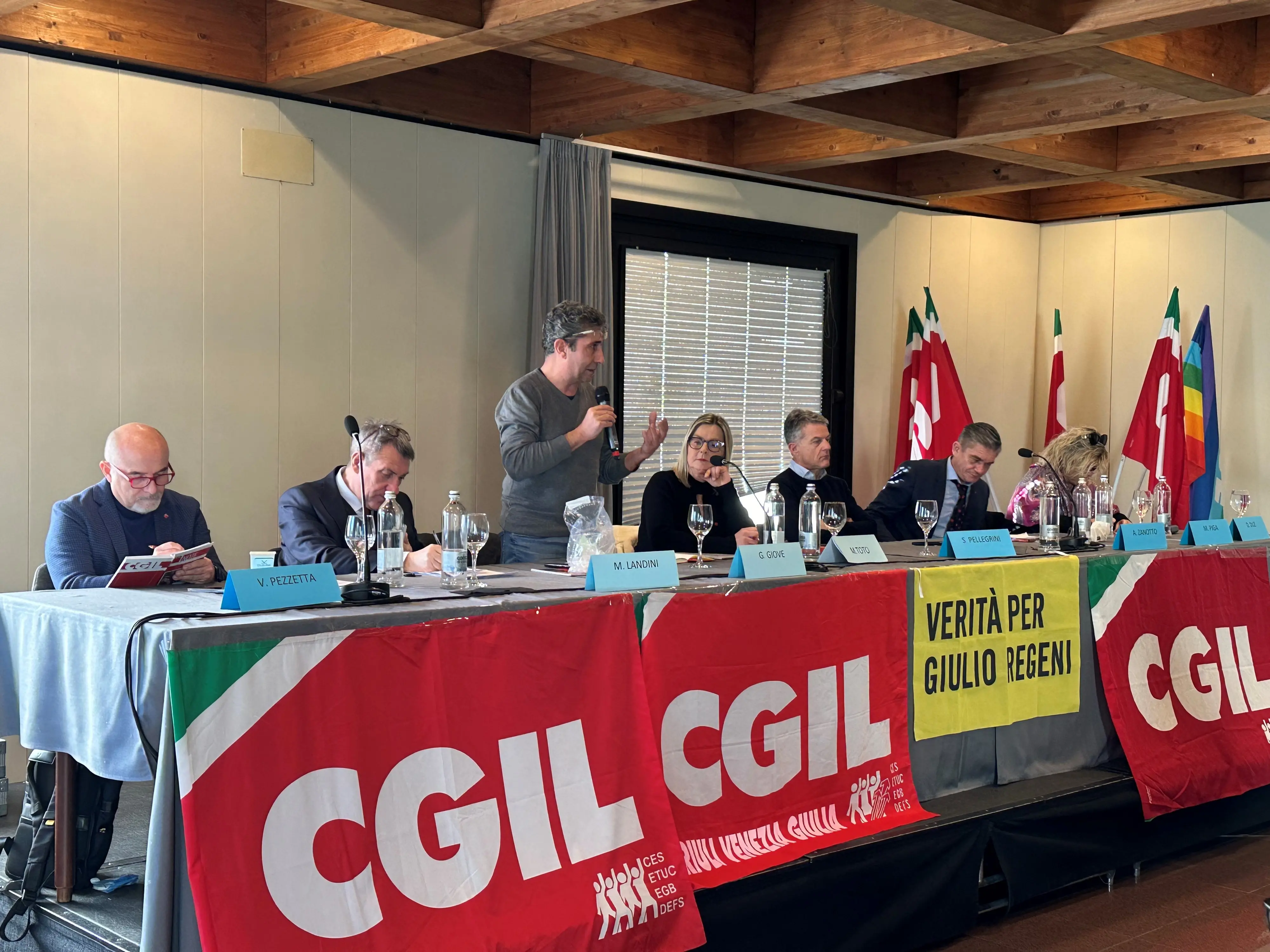 Il tavolo della presidenza al congresso della Cgil Fvg con Maurizio Landini