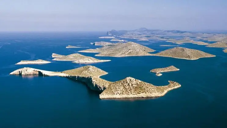 Una spettacolare veduta dell'arcipelago delle Incoronate, un insieme di 147 tra isole, isolotti e scogli. È l’arcipelago con il maggior numero di isole nel Mediterraneo