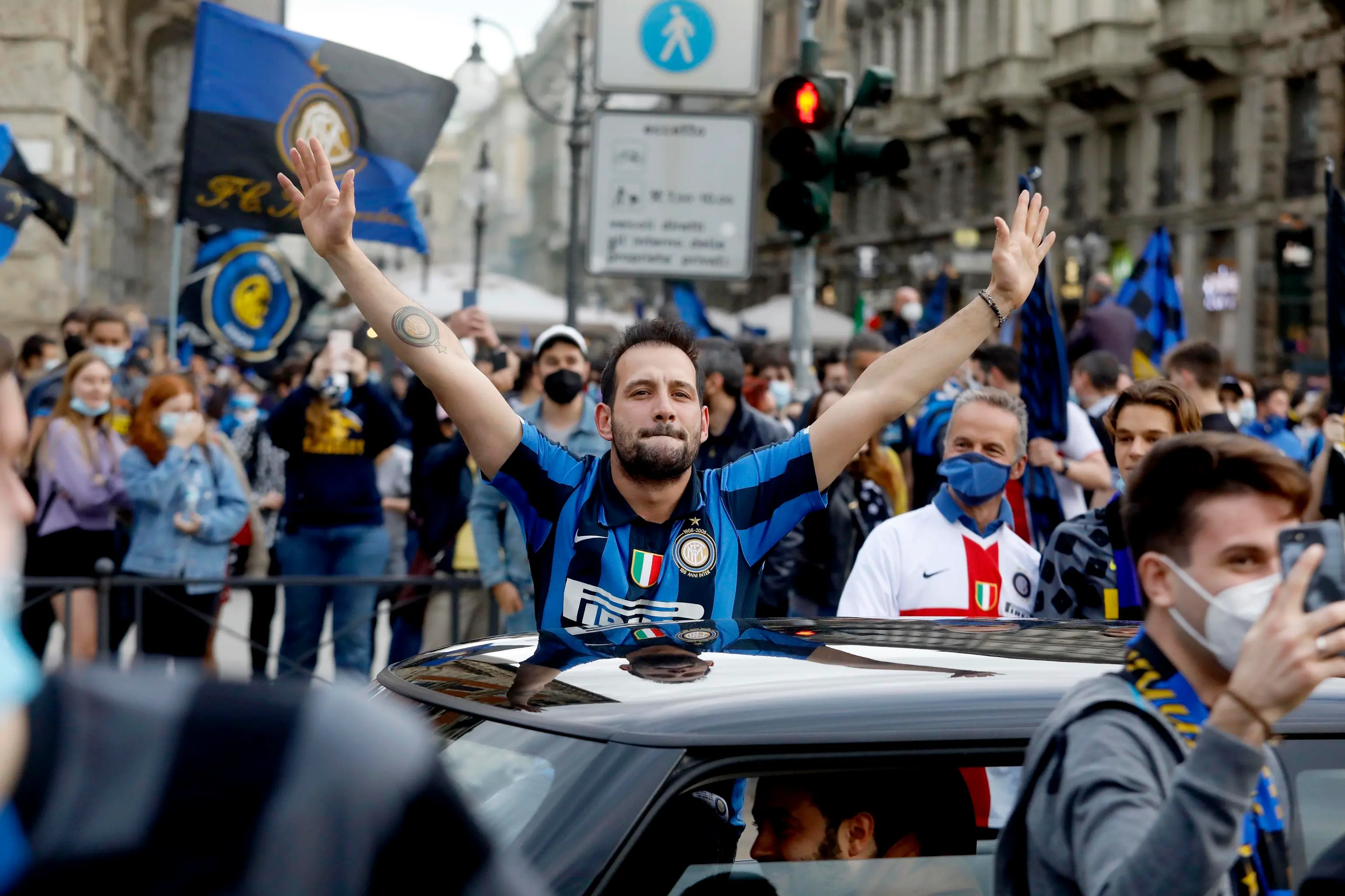 Inter campione d'italia, i festeggiamenti dei tifosi nerazzurri in piazza Castello a Milano, 2 maggio 2021.ANSA/Mourad Balti Touati