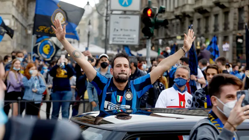 Inter campione d'italia, i festeggiamenti dei tifosi nerazzurri in piazza Castello a Milano, 2 maggio 2021.ANSA/Mourad Balti Touati