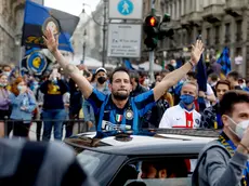 Inter campione d'italia, i festeggiamenti dei tifosi nerazzurri in piazza Castello a Milano, 2 maggio 2021.ANSA/Mourad Balti Touati