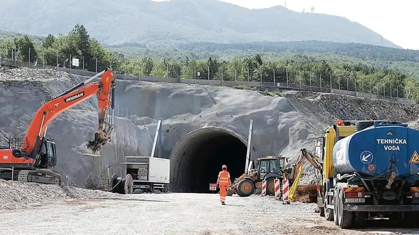 I lavori in corso per la realizzazione della seconda canna del traforo del Monte Maggiore