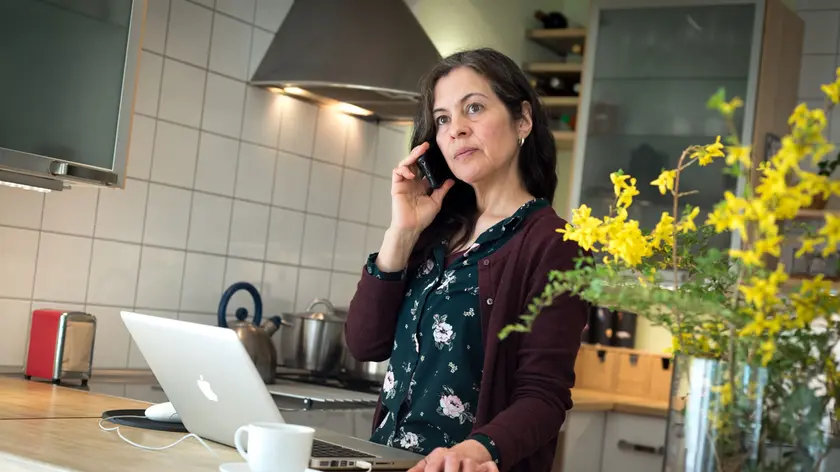 26/03/2020 Amburgo - Donna che lavora in remoto da casa, luogo di lavoro Ã¨ il tavolo da pranzo.