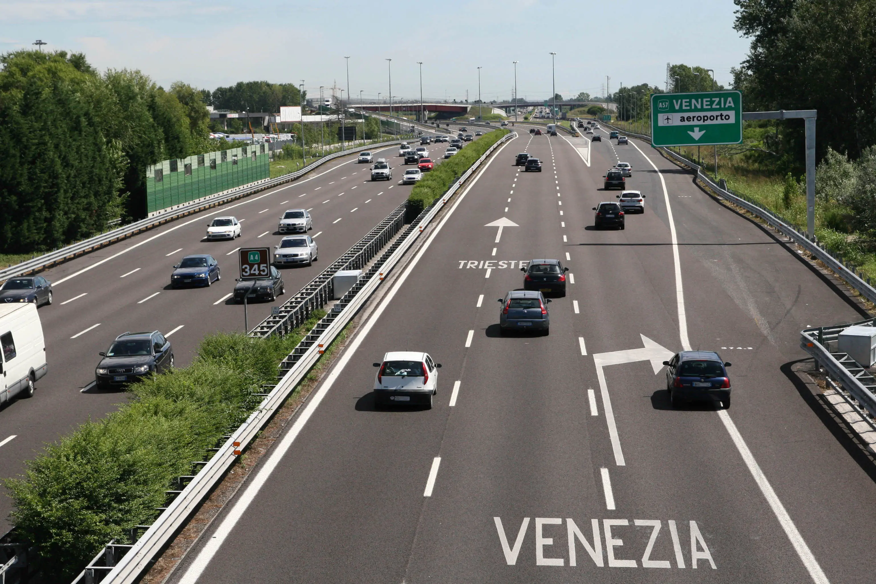 Il bivio tra l'innesto del passante di Mestre in direzione Trieste e l'autostrada A4 in direzione Venezia, questo pomeriggio 07 agosto 2010. E' stato di 5.430 veicoli all'ora, intorno alle ore 11.30, il punto massimo del traffico rilevato stamani sull'A4, nella giornata da ''bollino nero'' che ha indotto la concessionaria Cav a chiudere il Passante di Mestre e a deviare il flusso sull'ex Tangenziale. Per larga parte della mattinata - informa una nota della societa' concessionaria dell'A4 Padova-Venezia e del Passante - i valori sono oscillati tra 4.000 e 5.000 veicoli l'ora, sempre sulla direttrice per Trieste. .ANSA/DAVIDE BOLZONI