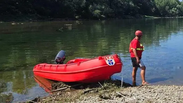 Un momento delle operazioni sul fiume. foto Protezione civile serbo-bosniaca