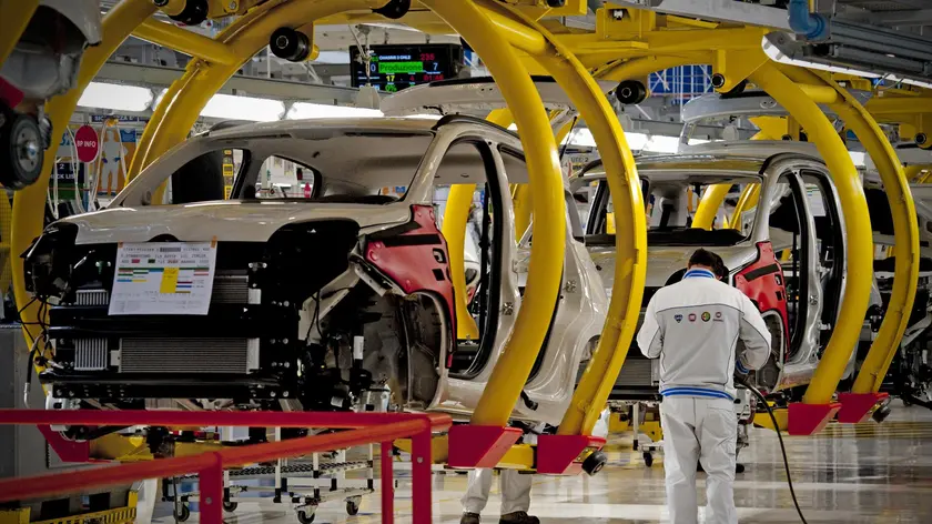 In una foto del 12 dicembre 2012, operai al lavoro nella catena di montaggio della Fiat Panda nello stabilimento di Pomigliano d'Arco a Napoli. Ai 2.146 dipendenti e' stato comunicato che, come regalo di Natale, per i risultati ed i riconoscimenti internazionali ottenuti, la newco Fabbrica Italia gli aggiungera' 500 euro alla busta paga. ANSA / CIRO FUSCO