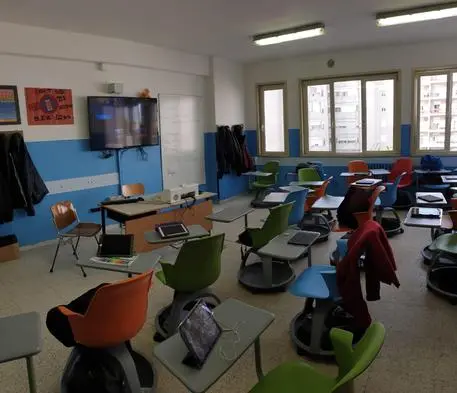 I banchi singoli dotati di sedia ergonomica, scrittoio e rotelle, adottati all'Iis Majorana di Brindisi in una foto tratta dal profilo Facebook del preside dell'Isituto ed ex sottosegretario all'Istruzione Salvatore Giuliano, 21 luglio 2020. +++ ATTENZIONE LA FOTO NON PUO ESSERE PUBBLICATA O RIPRODOTTA SENZA LAUTORIZZAZIONE DELLA FONTE DI ORIGINE CUI SI RINVIA +++ ++ HO - NO SALES, EDITORIAL USE ONLY ++
